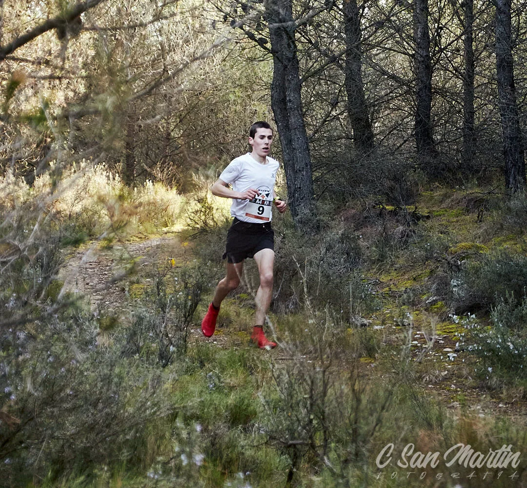 Aimar Azpiroz compitiendo en el Trail Pinares de Lerín 2022 por las sierras de los Pinares de Lerín