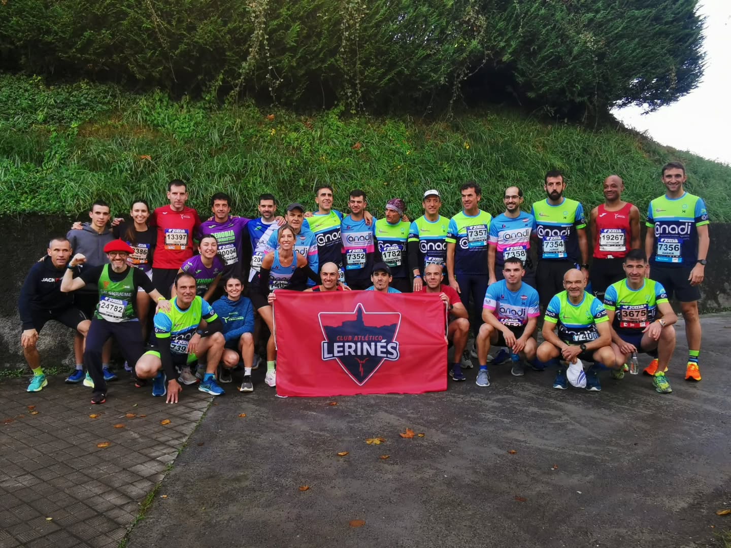 Corredores del Club Atlético Lerinés participando en la Behobia 2025