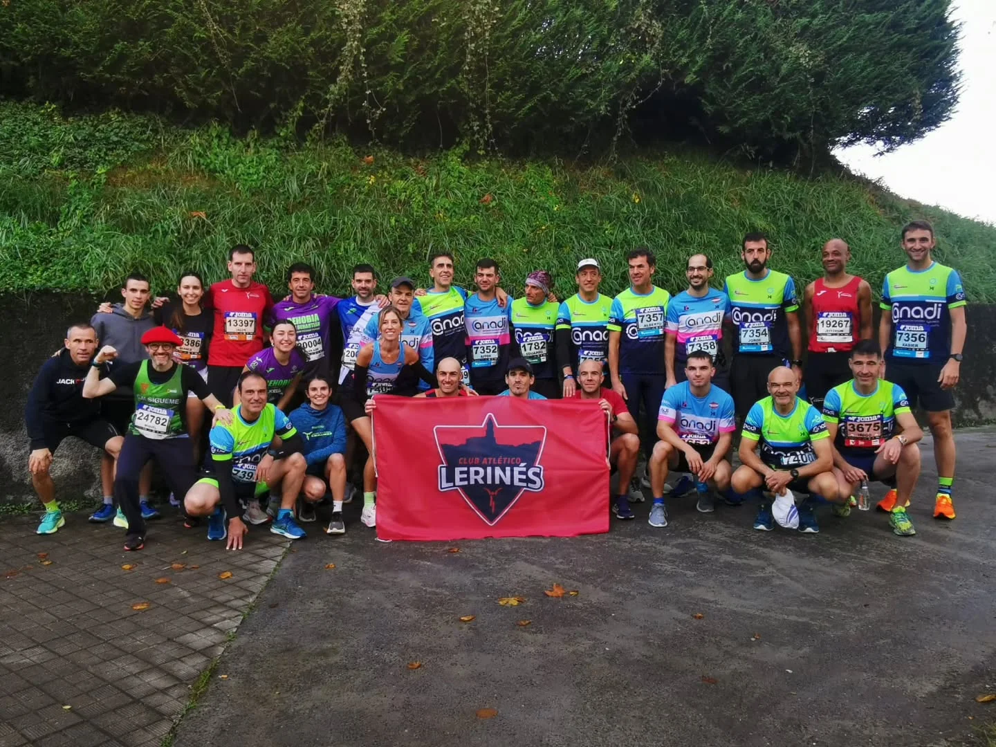 Corredores del Club Atlético Lerinés participando en la Behobia 2025