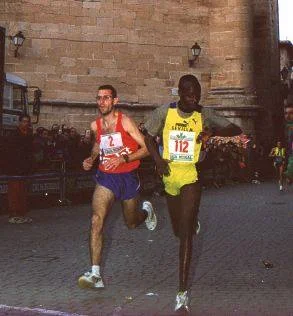 Peter Kamais corriendo en la San Silvestre de Lerín 2006