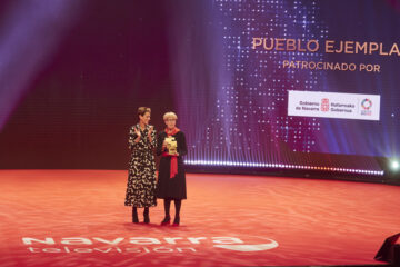 Consuelo Ochoa recoge el premio "Pueblo Ejemplar" para lerín. 2022